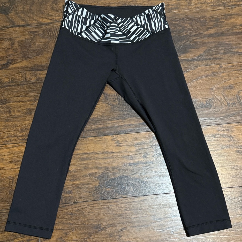 Lululemon Athletica Black Ankle Pants with Monochrome Patterned Waistband